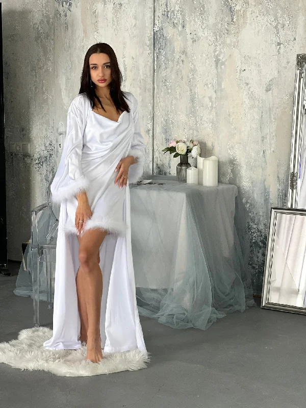 Bridal robe with fur sleeves for bride and bridesmaids