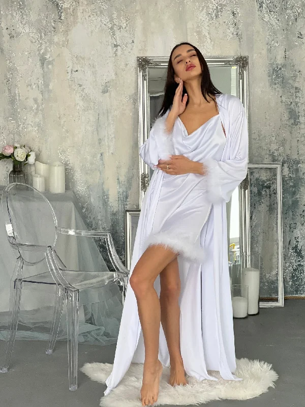 Bridal robe with fur sleeves for bride and bridesmaids