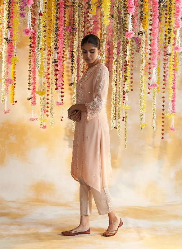 Pink Kurta With Delicate Embroidery