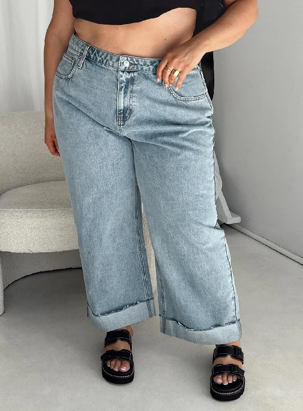 Ollie Straight Leg Jean Mid Wash Denim Curve